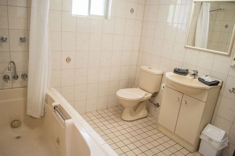 Highway Inn Motel - Whitsundays Accommodation 6