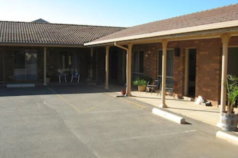 Highway Inn Motel - Whitsundays Accommodation 1