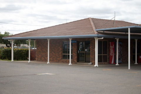 Highway Inn Motel - Whitsundays Accommodation 2
