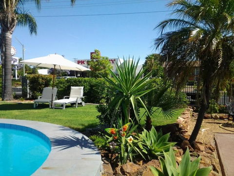 Country Leisure Motor Inn - Whitsundays Accommodation 2