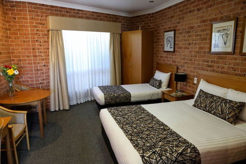 Akuna Motor Inn And Apartments - Whitsundays Accommodation 2