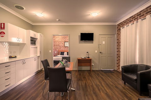 Akuna Motor Inn And Apartments - Whitsundays Accommodation 6