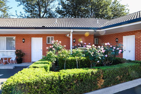 Akuna Motor Inn And Apartments - Whitsundays Accommodation 0