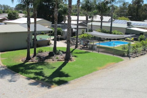Golfers Lodge Motel - Whitsundays Accommodation 0