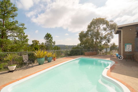 High Country Motel - Whitsundays Accommodation 2
