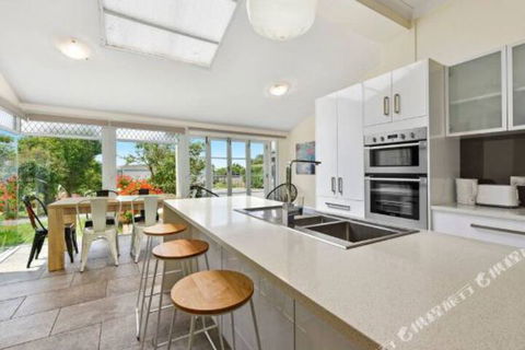 Rose Garden Spacious Family Home Near CBD - Whitsundays Accommodation 4