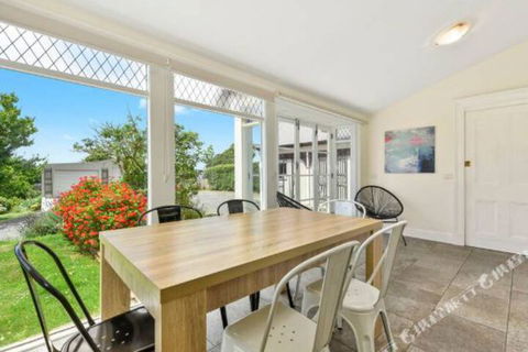 Rose Garden Spacious Family Home Near CBD - Whitsundays Accommodation 6