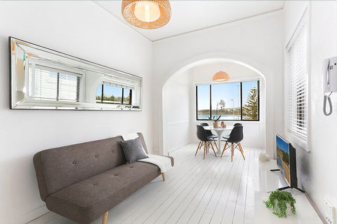 Minimalist Beachfront Apartment - Whitsundays Accommodation 6