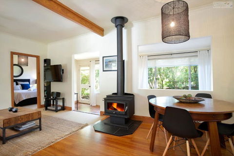 Stonewall Cottage For Two With Fireplace - Whitsundays Accommodation 3
