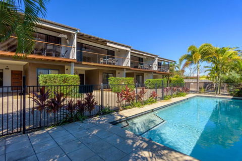 Unit 1 Rainbow Surf Modern Two Storey Townhouse With Large Shared Pool Close To Beach & Shop - Whitsundays Accommodation 2