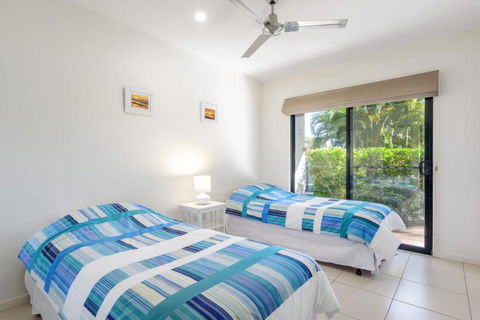 Unit 1 Rainbow Surf Modern Two Storey Townhouse With Large Shared Pool Close To Beach & Shop - Whitsundays Accommodation 6