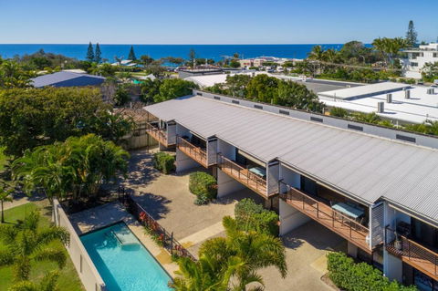 Unit 1 Rainbow Surf Modern Two Storey Townhouse With Large Shared Pool Close To Beach & Shop - Whitsundays Accommodation 1