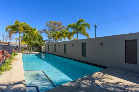 Unit 1 Rainbow Surf Modern Two Storey Townhouse With Large Shared Pool Close To Beach & Shop - Whitsundays Accommodation 4