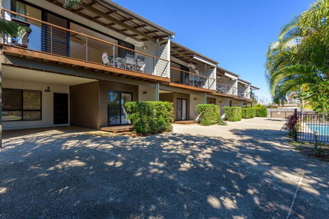 Unit 1 Rainbow Surf Modern Two Storey Townhouse With Large Shared Pool Close To Beach & Shop - Whitsundays Accommodation 3