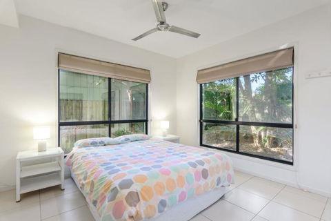Unit 1 Rainbow Surf Modern Two Storey Townhouse With Large Shared Pool Close To Beach & Shop - Whitsundays Accommodation 5