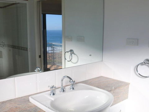 Ocean Views 4 Ocean Street Air Conditioned Luxury With Beautiful Ocean Views - Whitsundays Accommodation 6