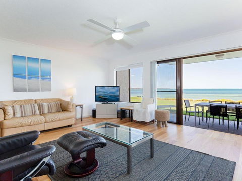 2 The Pelicans 53 Soldiers Point Road Ground Floor Unit On The Waterfront - Whitsundays Accommodation 1