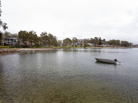1 Kooringal 105 Soldiers Point Road Waterfront Unit Wth Aircon - Whitsundays Accommodation 4