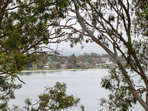 1 Kooringal 105 Soldiers Point Road Waterfront Unit Wth Aircon - Whitsundays Accommodation 2