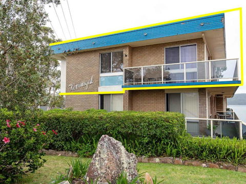 1 Kooringal 105 Soldiers Point Road Waterfront Unit Wth Aircon - Whitsundays Accommodation 1