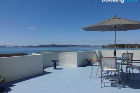 4 The Point 5 7 Mitchell Street Stunnning Water Views With Air Conditioning - Whitsundays Accommodation 0