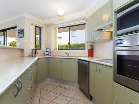 2 Peninsula Waters Three Bedroom Unit With Spacious Private Courtyard & WIFI - Whitsundays Accommodation 2