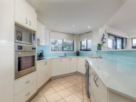 3 Peninsula Waters 2 4 Soldiers Point Rd Beautiful Air Conditioned Unit With Pool Lift & WIFI - Whitsundays Accommodation 4
