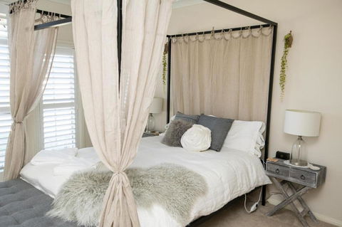Roselawn Entertainer Large & Luxurious Sleeps 12 - Whitsundays Accommodation 2
