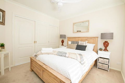 Roselawn Entertainer Large & Luxurious Sleeps 12 - Whitsundays Accommodation 6
