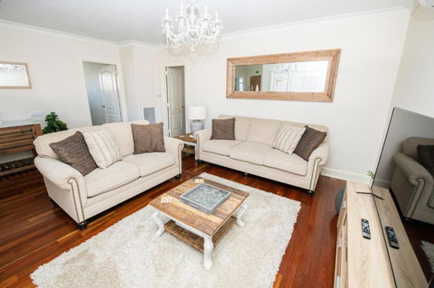 Roselawn Entertainer Large & Luxurious Sleeps 12 - Whitsundays Accommodation 3
