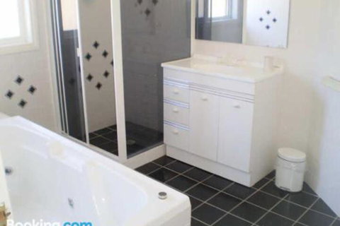 Retreat On Surf Beach - Whitsundays Accommodation 4