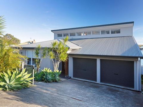 Absolute Waterfront Lakehouse Fishing Point Waterfront Pool Jetty - Whitsundays Accommodation 3