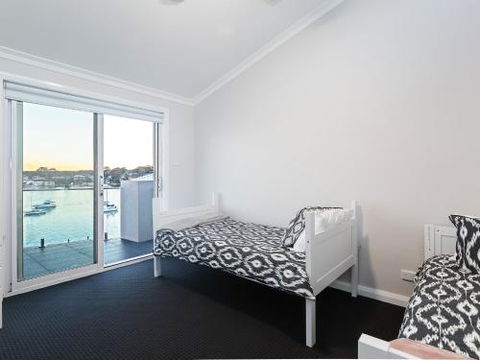 Absolute Waterfront Lakehouse Fishing Point Waterfront Pool Jetty - Whitsundays Accommodation 2