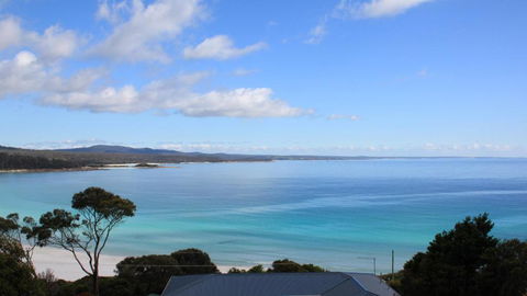 SEA EAGLE COTTAGE Amazing Views Of Bay Of Fires - Whitsundays Accommodation 2