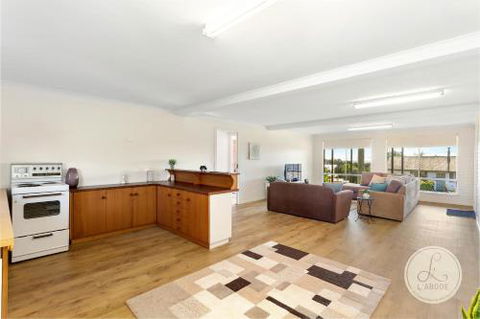 TASSIE SEASIDE SERENITY LAbode Accommodation - Whitsundays Accommodation 5