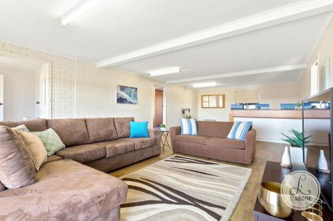 TASSIE SEASIDE SERENITY LAbode Accommodation - Whitsundays Accommodation 2