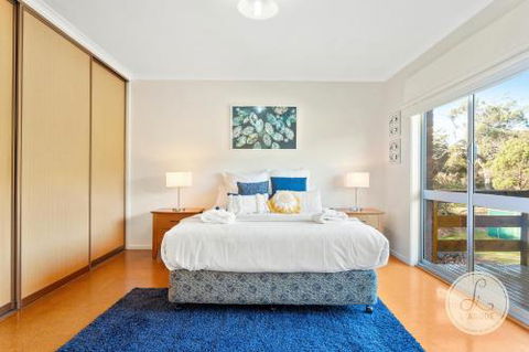 TASSIE SEASIDE SERENITY LAbode Accommodation - Whitsundays Accommodation 1