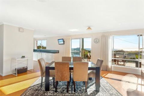 TASSIE SEASIDE SERENITY LAbode Accommodation - Whitsundays Accommodation 4