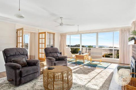 TASSIE SEASIDE SERENITY LAbode Accommodation - Whitsundays Accommodation 0