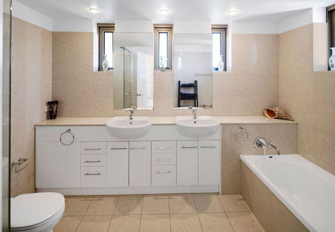 Luxury 3BR Apt With Incredible Views - Whitsundays Accommodation 3