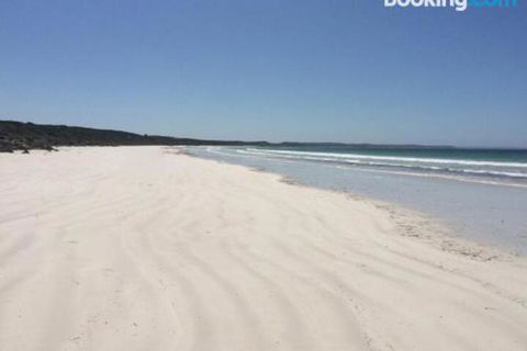 DEstrees Bay Beach House - Whitsundays Accommodation 3