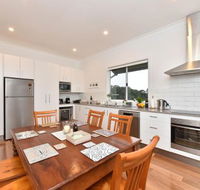 Kinloch Cottage renovated to new on Daisy Hill Vineyard - Whitsundays Accommodation