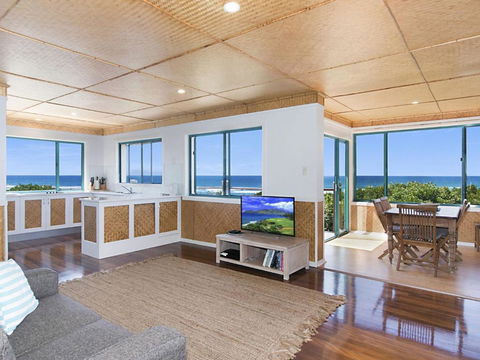 WHITE WAVES 6 OCEAN VIEWS FROM BEACHFRONT BALCONY - Whitsundays Accommodation 2