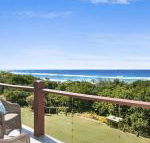 WHITE WAVES 6 OCEAN VIEWS FROM BEACHFRONT BALCONY - Whitsundays Accommodation