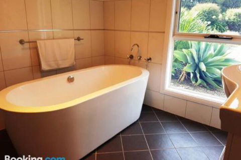 The Old Picnic Ground At Ironstone B & B - Whitsundays Accommodation 1