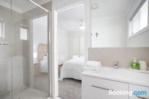 Lake Dreaming 4 Lulworth - Whitsundays Accommodation 3