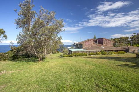 Stunning Clifftop Location 213 Mitchell Pde - Whitsundays Accommodation 3