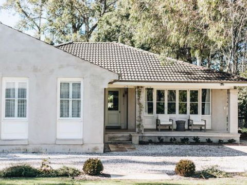 KIRRIEMUIR Burradoo Southern Highlands 4pm Check Out Sunday - Whitsundays Accommodation 0