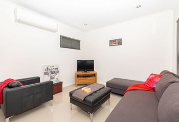 Conveniently Located Luxury Home 10 Mins From CBD - Whitsundays Accommodation 4