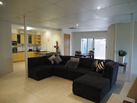 Queen Room With Airport Transfers Or Car Rental - Whitsundays Accommodation 6